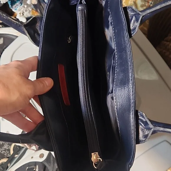 Tommy Hilfiger Vintage Black and White Tote Bag with Monogram Design - Picture 7 of 12